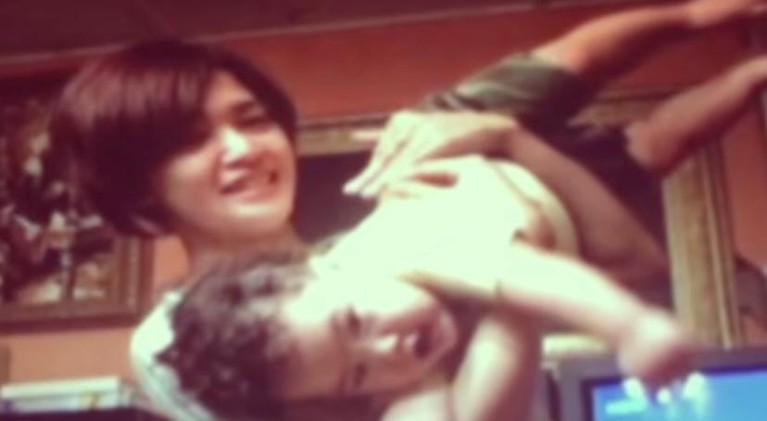 Foto Masa Kecil Dul Jaelani Dul Jaelani mengunggah sebuah video yang berisi kumpulan foto saat ia masih kecil bersama Maia membuat netizen mewek. Yuk kita intip!