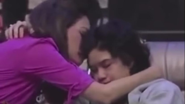 Foto Masa Kecil Dul Jaelani Dul Jaelani mengunggah sebuah video yang berisi kumpulan foto saat ia masih kecil bersama Maia membuat netizen mewek. Yuk kita intip!