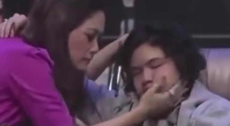 Foto Masa Kecil Dul Jaelani Dul Jaelani mengunggah sebuah video yang berisi kumpulan foto saat ia masih kecil bersama Maia membuat netizen mewek. Yuk kita intip!