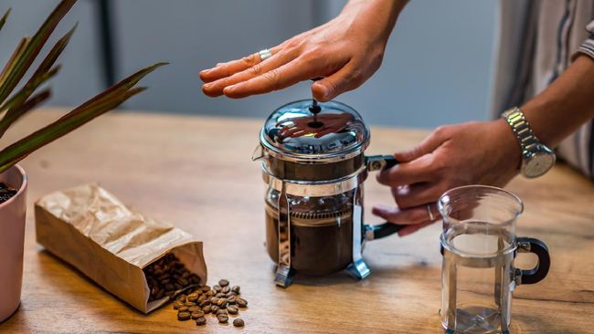 Dibanding di rumah, menyesap kopi di kedai atau kafe memang lebih nikmat. Tapi Anda juga membut kopi yang nikmat seenak di kafe.