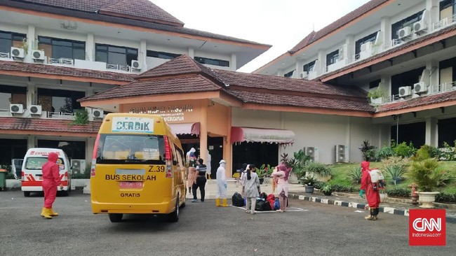 Tenaga kesehatan di Graha Wisata Ragunan-TMII dipulangkan menyusul kepulangan para pasien yang sebelumnya menjalani isolasi.