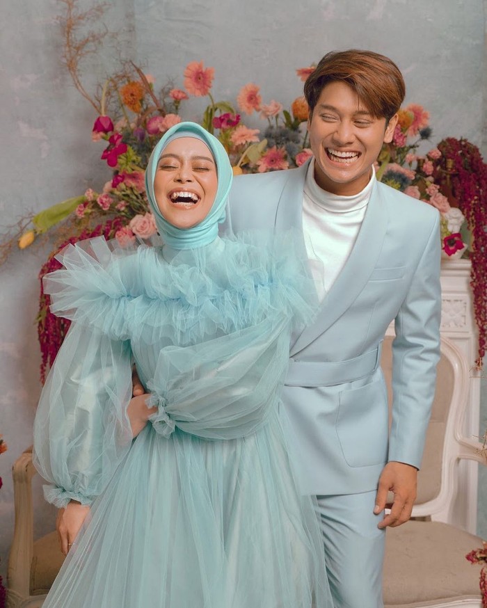Hubungan keduanya memang berawal dari ketidaksengajaan. Lesty yang kala itu usai putus cinta dan Rizky yang ditinggal menikah oleh sahabat wanitanya. Kesamaan pengalaman cinta membuat keduanya dijodoh-jodohkan oleh netizen. (Instagram.com/renzilazuardi)