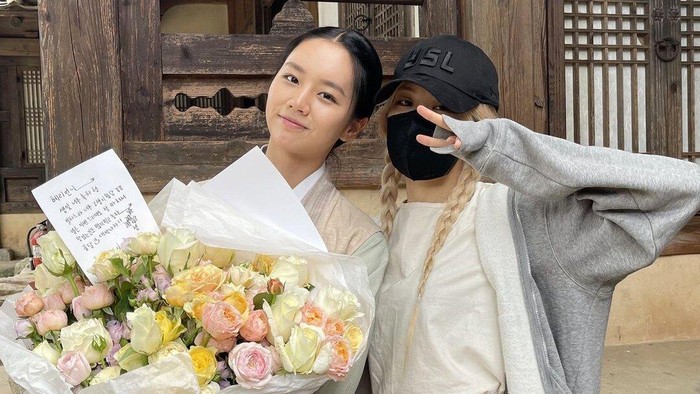 Hyeri Girl's Day Dapat Kejutan Ulang Tahun dari Rose BLACKPINK di Lokasi Syuting