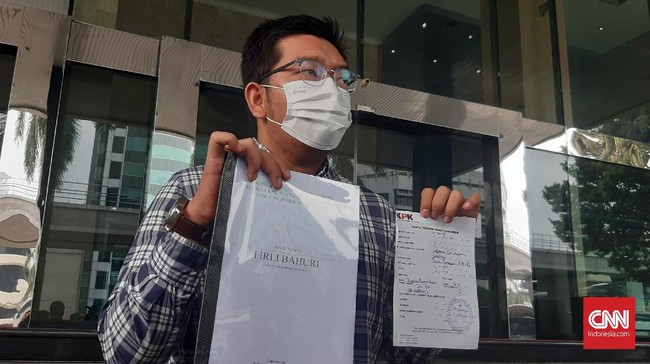 ICW melaporkan Ketua KPK Firli Bahuri ke Dewas KPK atas dugaan pelanggaran etik soal gratifikasi sewa helikopter.