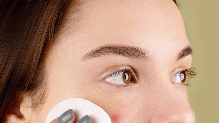 Malas Bersihkan Make Up Sebelum Tidur? Ini Bahaya yang Mengintai