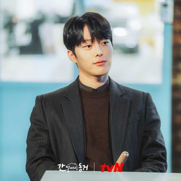 Perankan Sosok Tegas dan Keras, Jang Ki Yong: Twist yang Sulit Ditebak