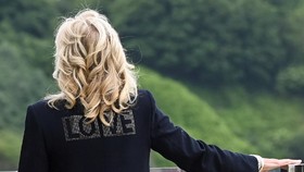 Pesan Tersembunyi di Balik Blazer 'LOVE' Jill Biden