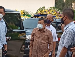 JK Melayat ke Rumah Duka Tempat Istri Yasonna Disemayamkan