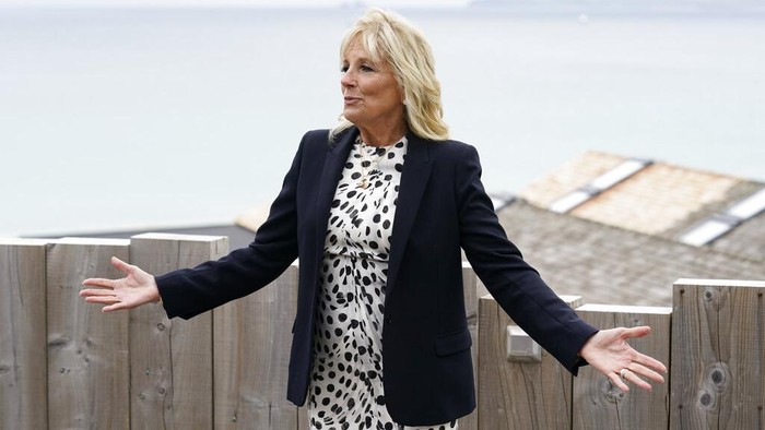 Ibu Negara AS Jill Biden mengenakan jaket bertulisan 