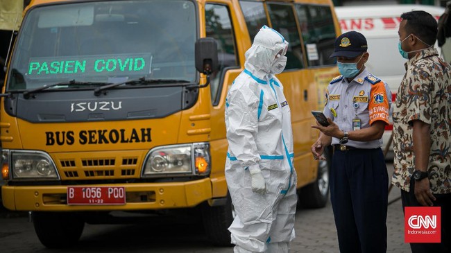 FOTO: Evakuasi Pasien Saat Ledakan Covid-19 di DKI