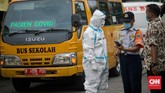 FOTO: Evakuasi Pasien Saat Ledakan Covid-19 di DKI Kasus Covid-19 di Jakarta kembali meledak pascalibur lebaran 2021, di mana setidaknya sudah 800 klaster ditemukan dengan riwayat perjalanan luar kota.
