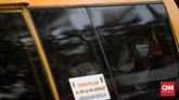 FOTO: Evakuasi Pasien Saat Ledakan Covid-19 di DKI Kasus Covid-19 di Jakarta kembali meledak pascalibur lebaran 2021, di mana setidaknya sudah 800 klaster ditemukan dengan riwayat perjalanan luar kota.