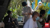 FOTO: Evakuasi Pasien Saat Ledakan Covid-19 di DKI Kasus Covid-19 di Jakarta kembali meledak pascalibur lebaran 2021, di mana setidaknya sudah 800 klaster ditemukan dengan riwayat perjalanan luar kota.