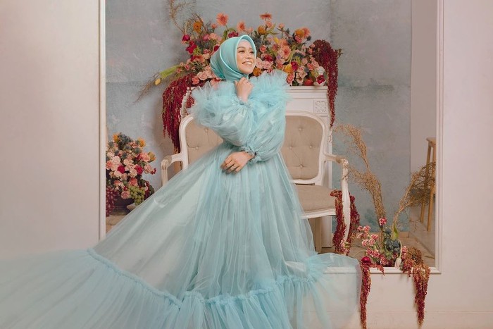 Lesty tampil dengan begitu cantik mengenakan gaun mewah berwarna soft blue dengan model bagian atas off shoulder. Diketahui, ia memakai gaun rancangan designer ternama, Renzi Lazuardi. (Instagram.com/renzilazuardi)