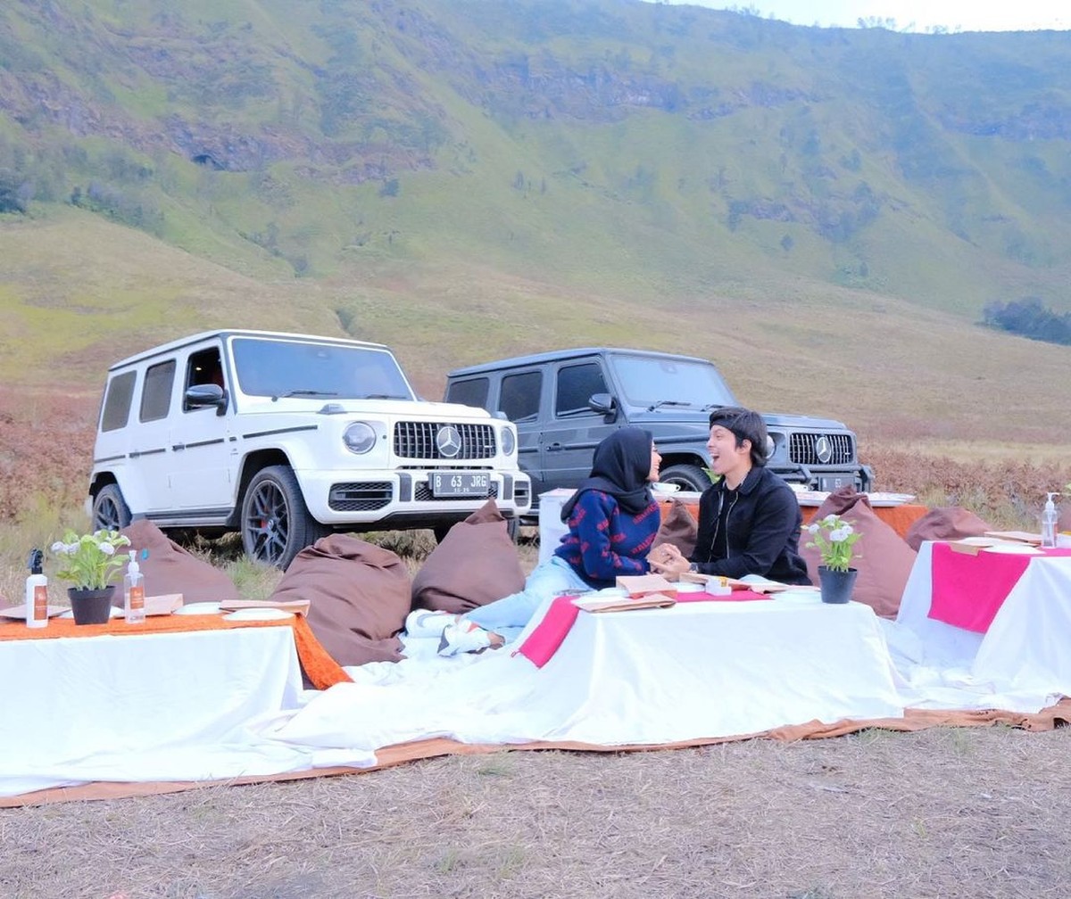 Pasangan Atta Halilintar dan Aurel Hermansyah sedang berlibur ke Bromo&period; Yuk kita lihat potret mereka tampil semakin mesra&excl;