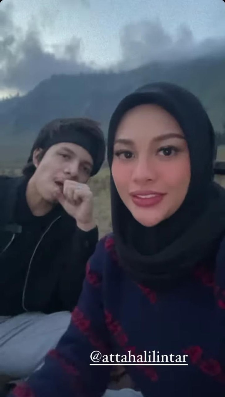 Pasangan Atta Halilintar dan Aurel Hermansyah sedang berlibur ke Bromo. Yuk kita lihat potret mereka tampil semakin mesra!