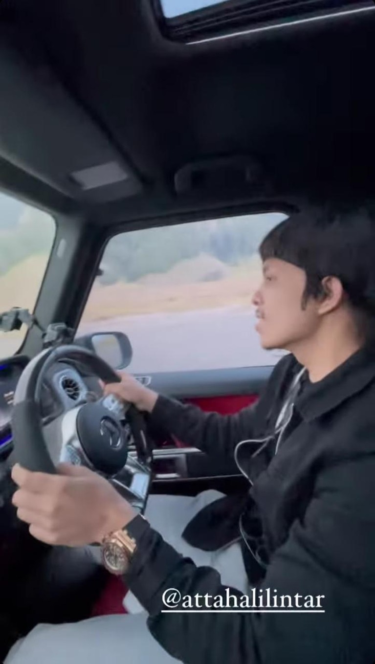 Liburan ke Bromo, Atta dan Aurel Makin Mesra Pasangan Atta Halilintar dan Aurel Hermansyah sedang berlibur ke Bromo. Yuk kita lihat potret mereka tampil semakin mesra!