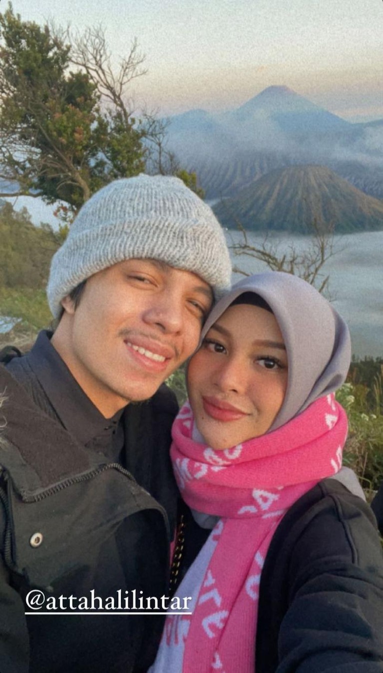Liburan ke Bromo, Atta dan Aurel Makin Mesra Pasangan Atta Halilintar dan Aurel Hermansyah sedang berlibur ke Bromo. Yuk kita lihat potret mereka tampil semakin mesra!