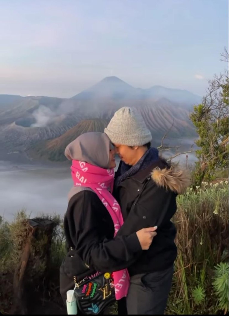 Pasangan Atta Halilintar dan Aurel Hermansyah sedang berlibur ke Bromo. Yuk kita lihat potret mereka tampil semakin mesra!