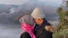 Pasangan Atta Halilintar dan Aurel Hermansyah sedang berlibur ke Bromo&period; Yuk kita lihat potret mereka tampil semakin mesra&excl;