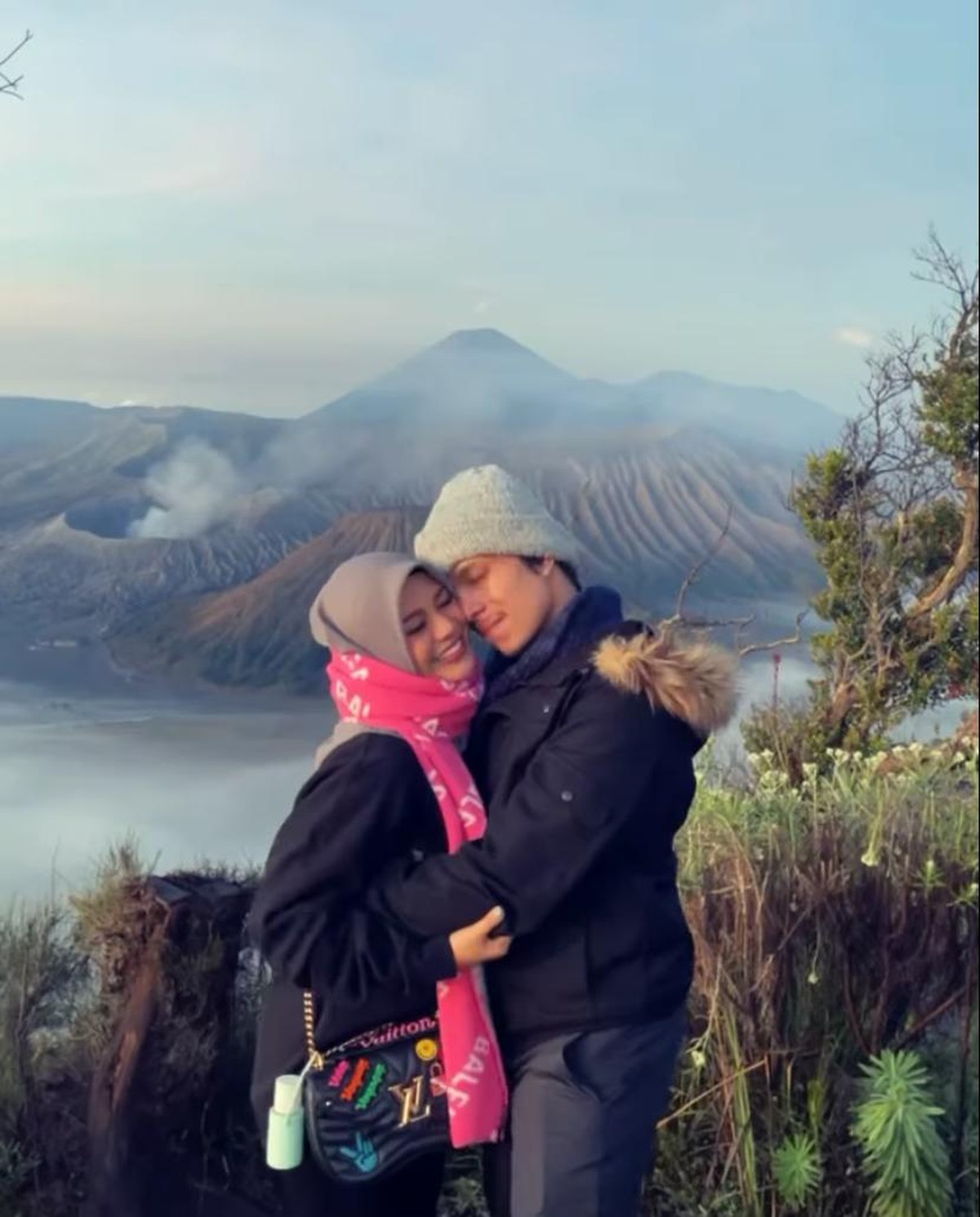 Pasangan Atta Halilintar dan Aurel Hermansyah sedang berlibur ke Bromo&period; Yuk kita lihat potret mereka tampil semakin mesra&excl;