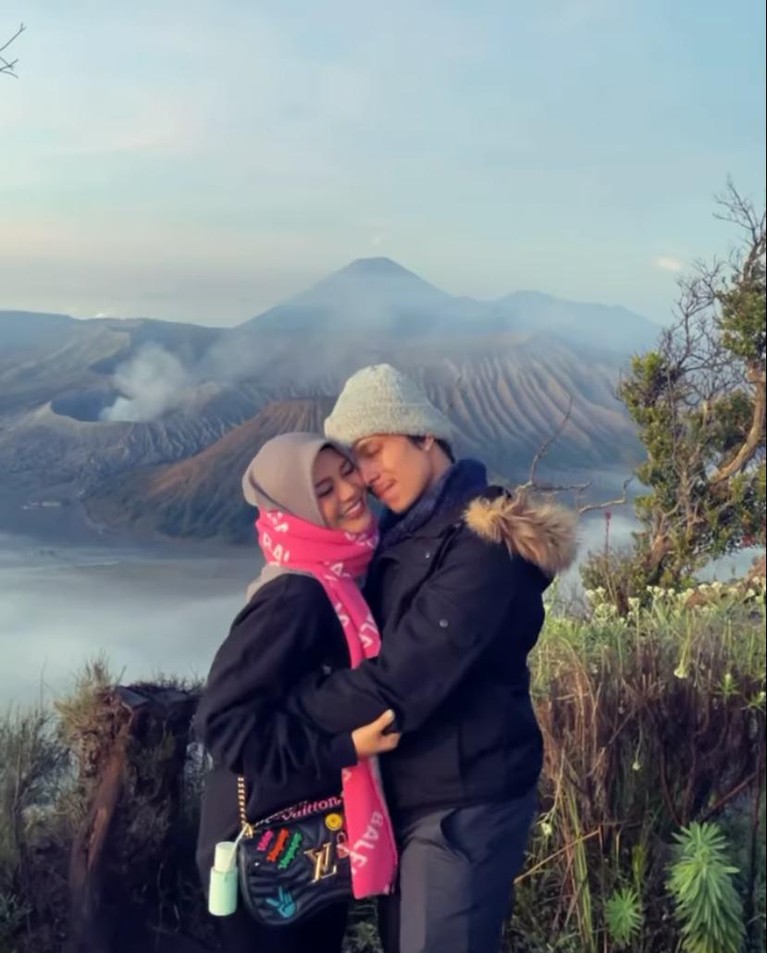 Liburan ke Bromo, Atta dan Aurel Makin Mesra Pasangan Atta Halilintar dan Aurel Hermansyah sedang berlibur ke Bromo. Yuk kita lihat potret mereka tampil semakin mesra!