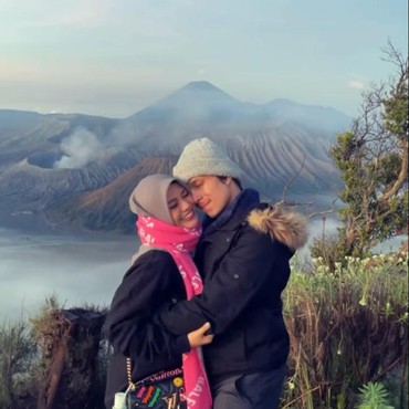 Bangkit dari Kesedihan, Atta Halilintar & Aurel Bulan Madu Romantis ke Bromo