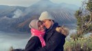 Pasangan Atta Halilintar dan Aurel Hermansyah sedang berlibur ke Bromo&period; Yuk kita lihat potret mereka tampil semakin mesra&excl;