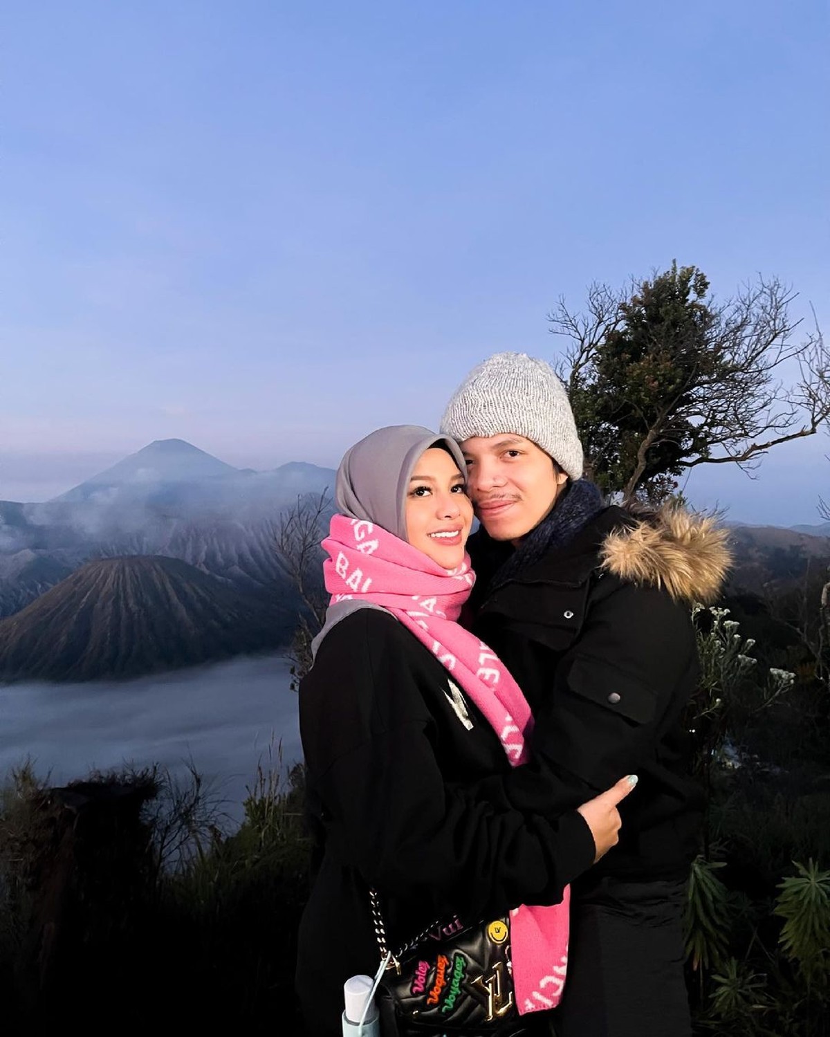 Pasangan Atta Halilintar dan Aurel Hermansyah sedang berlibur ke Bromo&period; Yuk kita lihat potret mereka tampil semakin mesra&excl;