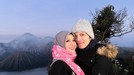Pasangan Atta Halilintar dan Aurel Hermansyah sedang berlibur ke Bromo&period; Yuk kita lihat potret mereka tampil semakin mesra&excl;