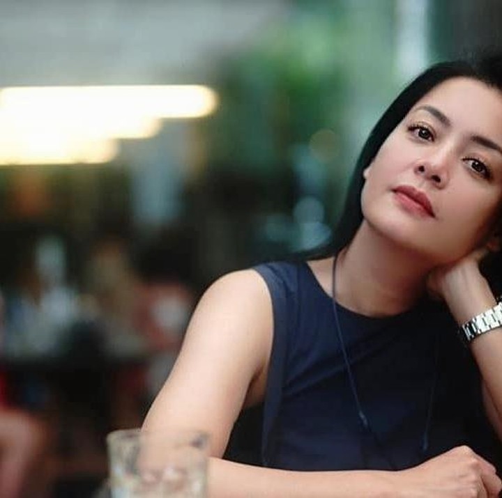 <p>Meski usianya saat ini telah menginjak 43 tahun, Lulu Tobing masih terlihat awet muda ya, Bunda. (Foto: Instagram @lutob)</p>