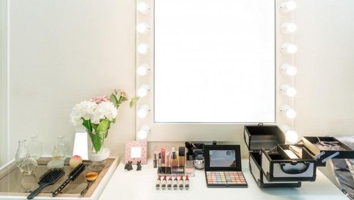 4 Tips Mudah Merapikan Meja Rias yang Berantakan