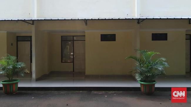 Kabid Sarana Prasarana Disdik DKI mengatakan para nakes khusus penanganan Covid yang semula akan diinapkan di dua SMK telah dipindahkan ke hotel.