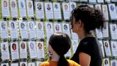 FOTO: Warna-warni Memori Korban Pandemi Covid-19 Warna-warni memori para korban yang meninggal akibat pandemi Covid-19 terpampang di salah satu sudut di kompleks pemakaman di New York, Amerika Serikat.