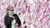 FOTO: Warna-warni Memori Korban Pandemi Covid-19 Warna-warni memori para korban yang meninggal akibat pandemi Covid-19 terpampang di salah satu sudut di kompleks pemakaman di New York, Amerika Serikat.