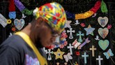 FOTO: Warna-warni Memori Korban Pandemi Covid-19 Warna-warni memori para korban yang meninggal akibat pandemi Covid-19 terpampang di salah satu sudut di kompleks pemakaman di New York, Amerika Serikat.