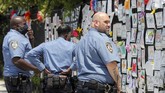 FOTO: Warna-warni Memori Korban Pandemi Covid-19 Warna-warni memori para korban yang meninggal akibat pandemi Covid-19 terpampang di salah satu sudut di kompleks pemakaman di New York, Amerika Serikat.