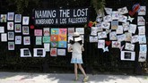 FOTO: Warna-warni Memori Korban Pandemi Covid-19 Warna-warni memori para korban yang meninggal akibat pandemi Covid-19 terpampang di salah satu sudut di kompleks pemakaman di New York, Amerika Serikat.