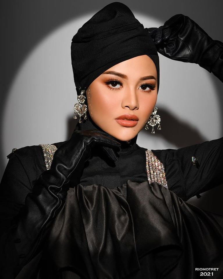 Penampilan Terbaru Aurel Hermansyah Aurel Hermansyah mantap berhijab setelah menikah dengan Atta Halilintar. Yuk kita intip penampilannya kini!