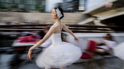 FOTO: Keindahan Balet Swan Lake di Panggung Mengapung Berlin