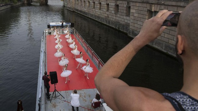 FOTO: Keindahan Balet Swan Lake di Panggung Mengapung Berlin