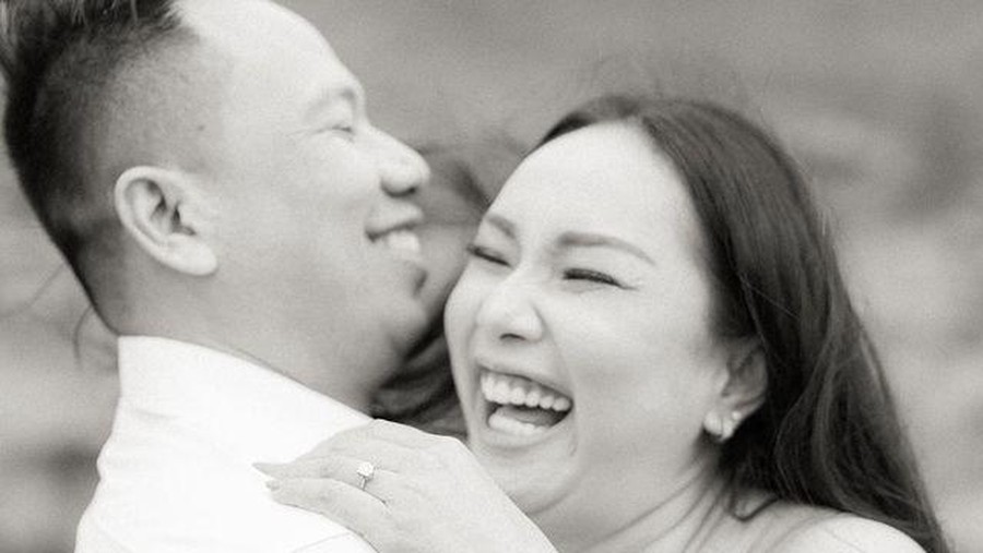 Potret Romantis Kalina dan Vicky Prasetyo Vicky Prasetyo mengungkapkan unek-uneknya terhadap Kalina bahkan ia mengaku terpaksa menikahi Kalina. Yuk intip keromantisan mereka!