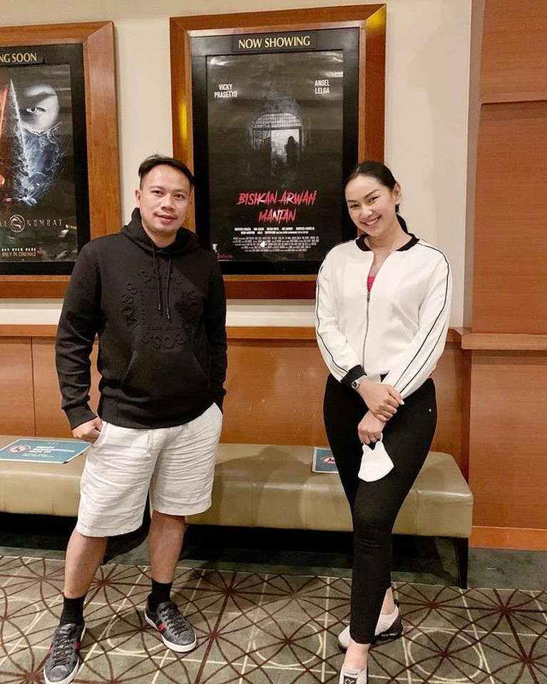 Potret Romantis Kalina dan Vicky Prasetyo Vicky Prasetyo mengungkapkan unek-uneknya terhadap Kalina bahkan ia mengaku terpaksa menikahi Kalina. Yuk intip keromantisan mereka!