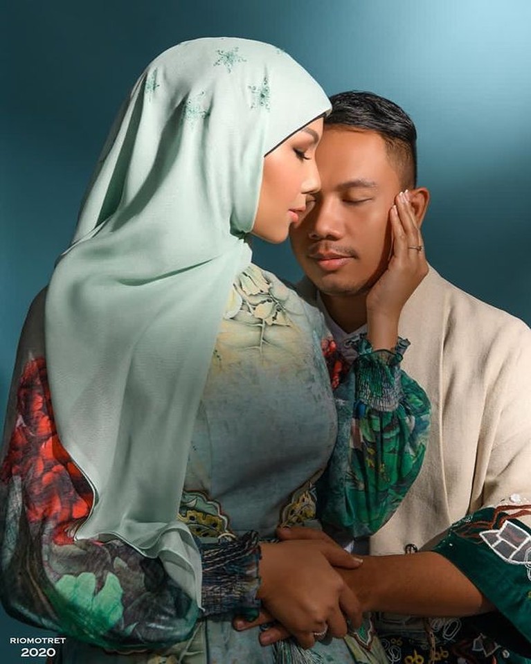 Potret Romantis Kalina dan Vicky Prasetyo Vicky Prasetyo mengungkapkan unek-uneknya terhadap Kalina bahkan ia mengaku terpaksa menikahi Kalina. Yuk intip keromantisan mereka!