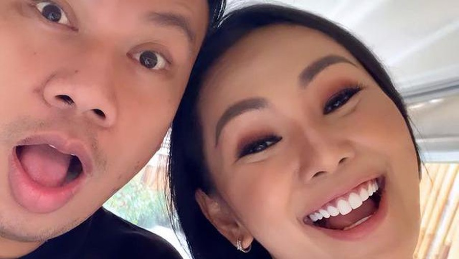 Vicky Prasetyo mengungkapkan unek-uneknya terhadap Kalina bahkan ia mengaku terpaksa menikahi Kalina. Yuk intip keromantisan mereka!