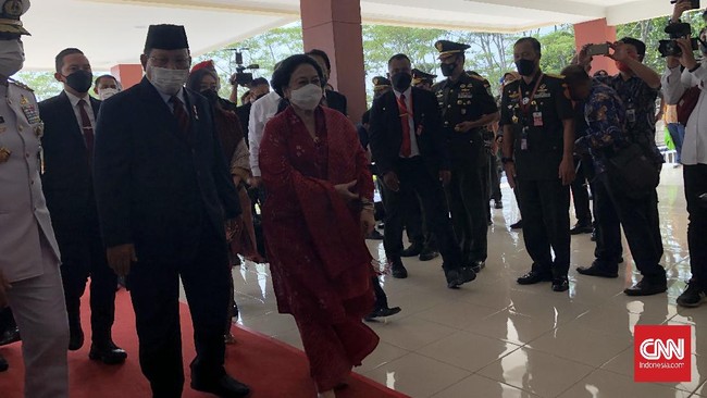 Megawati Soekarnoputri tiba di Universitas Pertahanan bersama Menhan Prabowo Subianto, jelang pengukuhan dirinya sebagai profesor kehormatan.