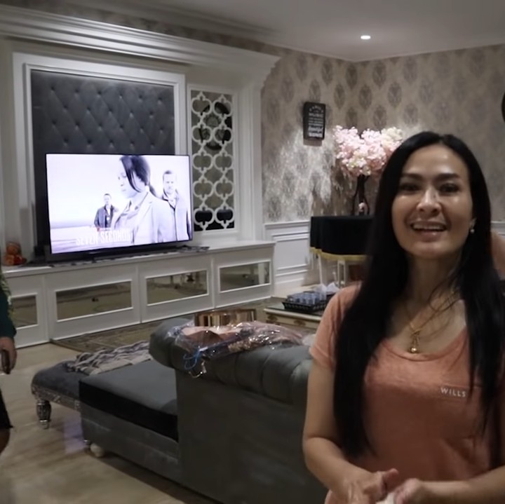 <p>Dikenal sebagai pedangdut Tanah Air, Iis Dahlia kini hidup bergelimang harta. Ia bahkan menempati sebuah rumah mewah di kawasan Cilandak. (Foto: YouTube ITIKK Family)</p>
