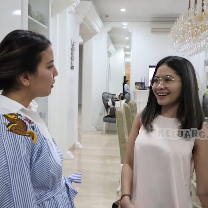 <p>Iis Dahlia menghiasi rumahnya dengan unsur dekorasi bernuansa putih. Ia juga memakai lampu kristal untuk menambah kesan mewah di ruang tamu. (Foto: YouTube ITIKK Family)</p>