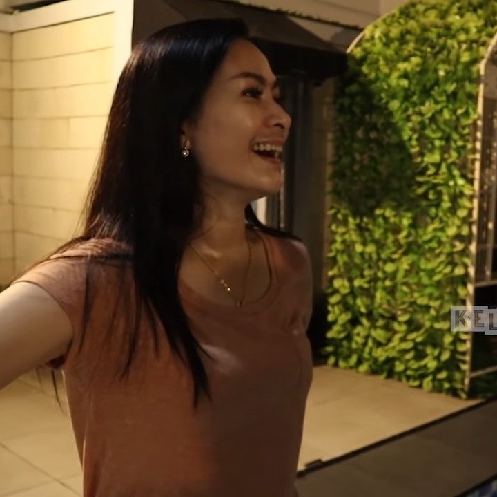 <p>Bagian belakang rumah Iis Dahlia juga tak kalah menarik. Rumahnya dilengkapi dengan kolam renang dan unsur dedaunan yang asri. (Foto: YouTube ITIKK Family)</p>