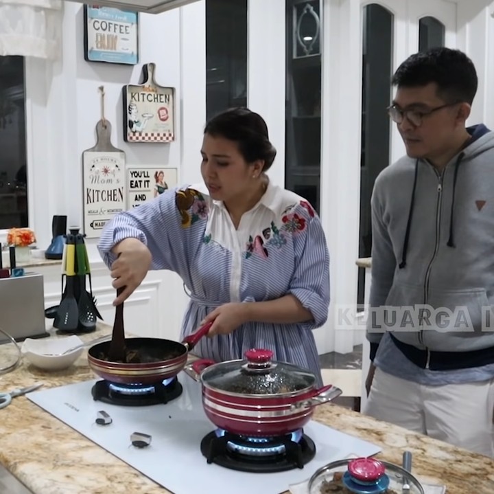 <p>Iis Dahlia juga kerap memakai dapurnya yang mewah untuk memasak hidangan keluarga. Meski sibuk, ia rupanya gemar menyuguhkan masakan Nusantara untuk suami tercinta. (Foto: YouTube ITIKK Family)</p>